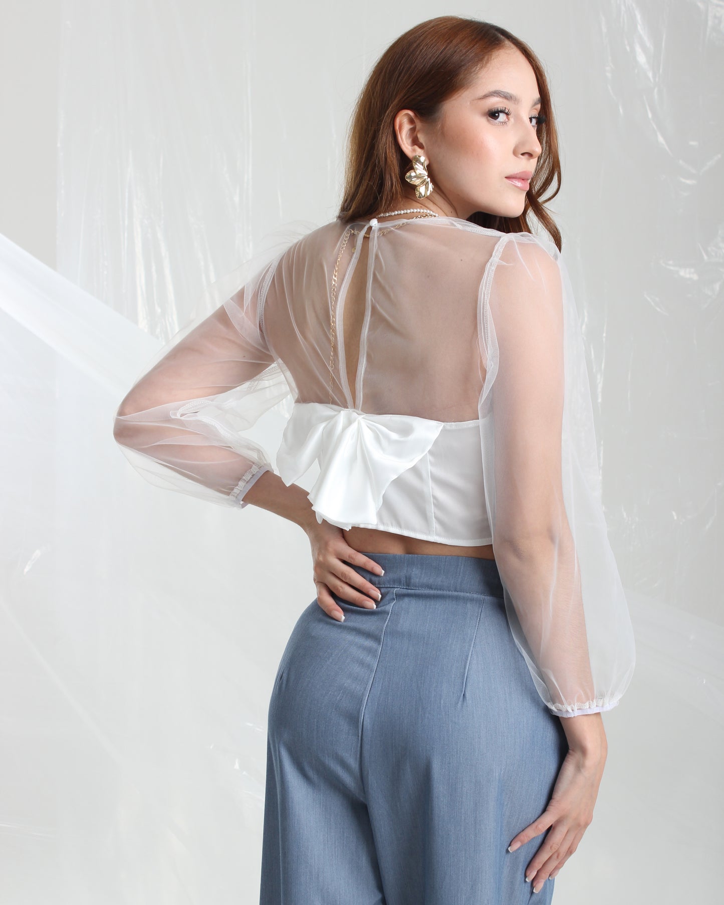 Blusa transparente con moño