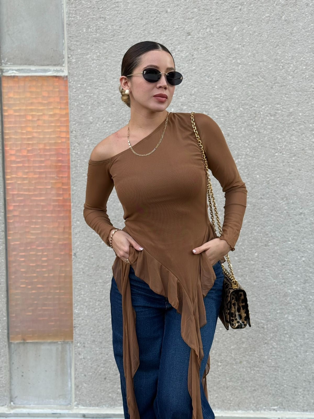 Blusa café con tiras
